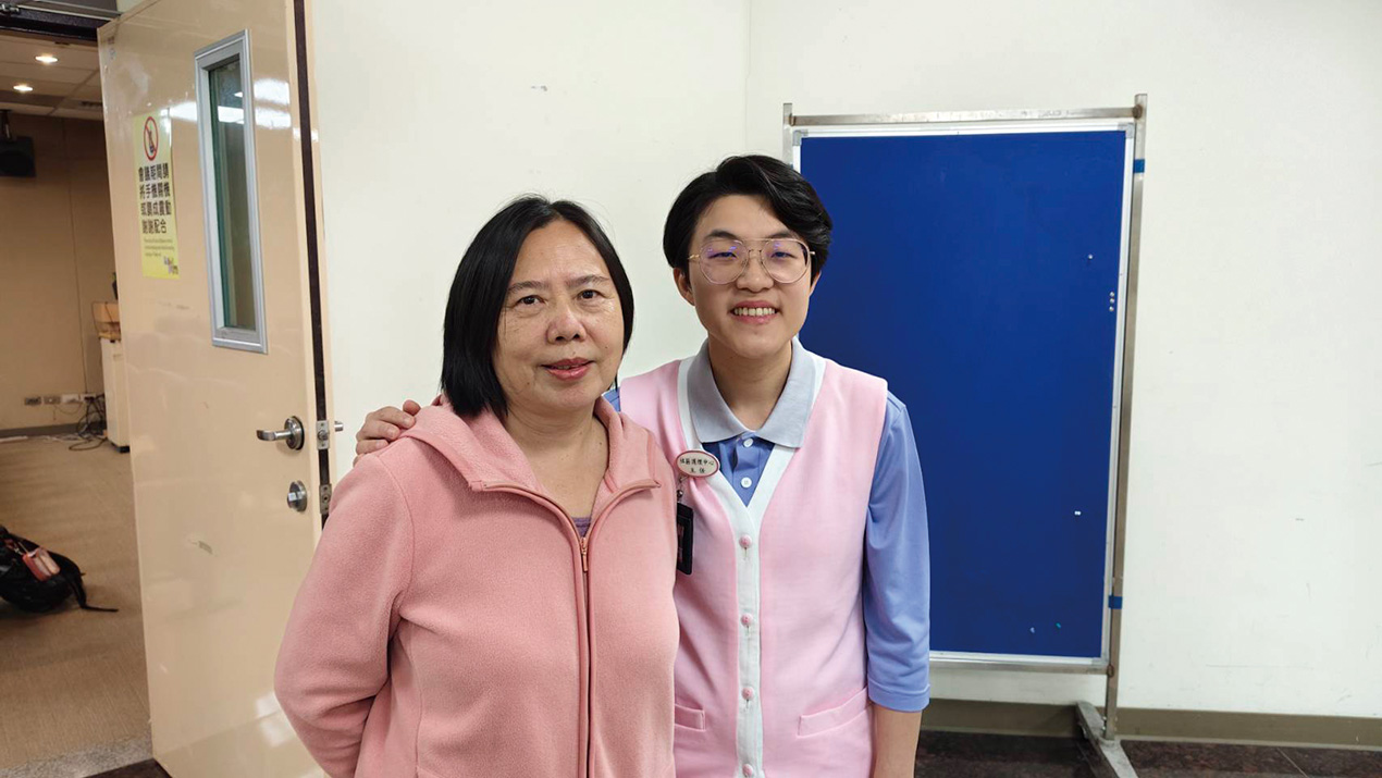 廖爺爺大女兒左與黃品瑄主任右合影